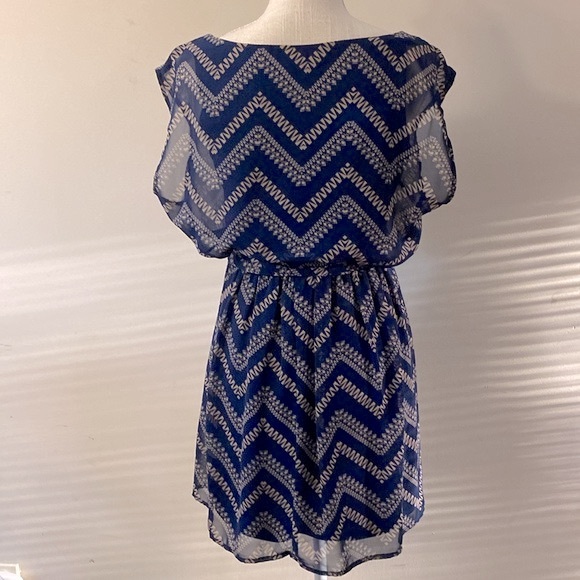 Lily Rose woman’s chiffon geomatics bleu mini dress, ballon stretch tie waist - Picture 4 of 10